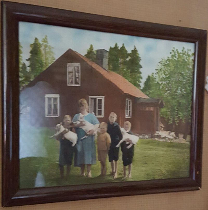 Ett foto med Moa och hennes pojkar och i famnen en get.